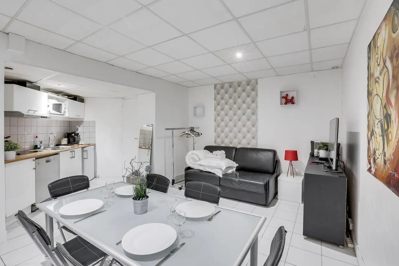 Triplex In Boulevard De Magenta By Guestready Parijs
